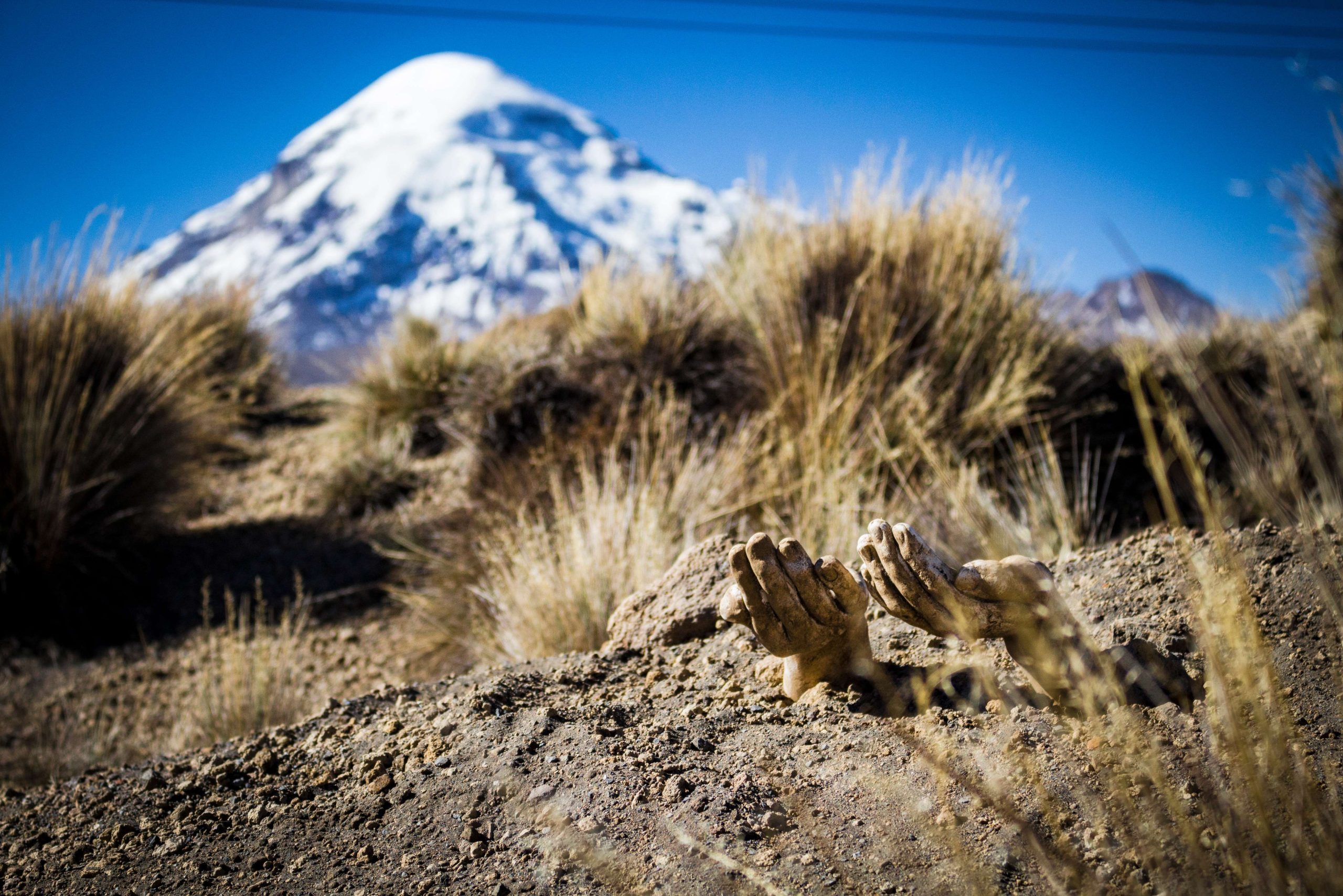 "Las Manos de la Pachamama," obra del artista orureño Ruben Villaroel