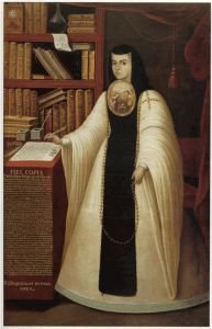 Una monja está de pie frente a sus estantes de libros y en la mano tiene una pluma para escribir.