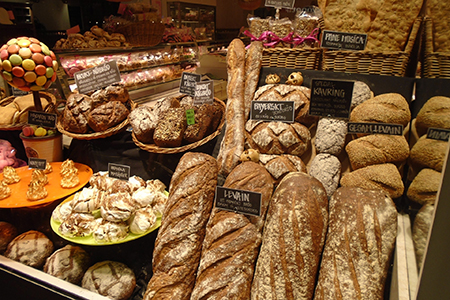 Des pains frais dans une boulangerie française