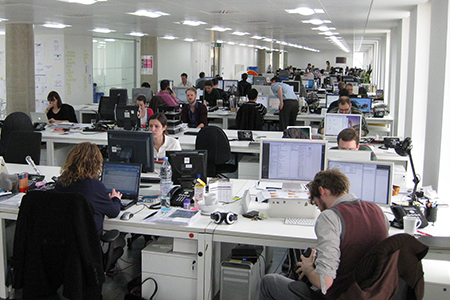 un bureau rempli avec des gens s'asseoir aux bureaux