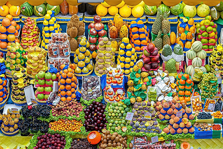 Un étal au marché qui vend des fruits tropicaux