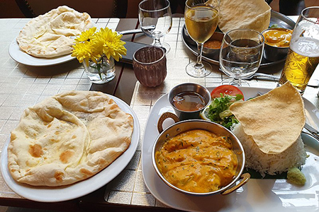 Des plats indiens - du curry au poulet avec du nan