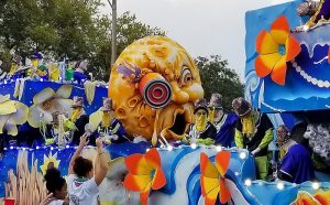Un char de défilé qui représente le film, « le voyage dans la lune » dans un défilé pendant le Mardi Gras dans la Nouvelle Orléans