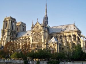 une photo de la cathédrale Notre Dame de Paris
