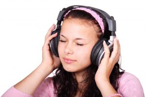 une fille écoute de la musique avec les écouteurs