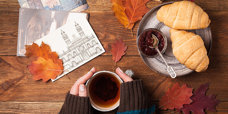 girl with tea and croissants during fall